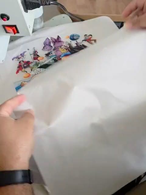 Eitan Prints creando un producto personalizado en su taller